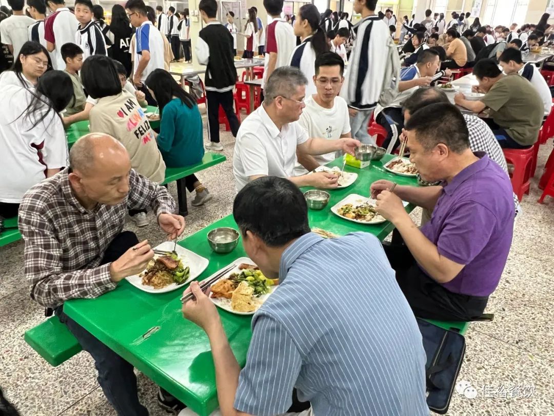 教育局領導深入學校食堂視察，共守師生“舌尖上的安全”